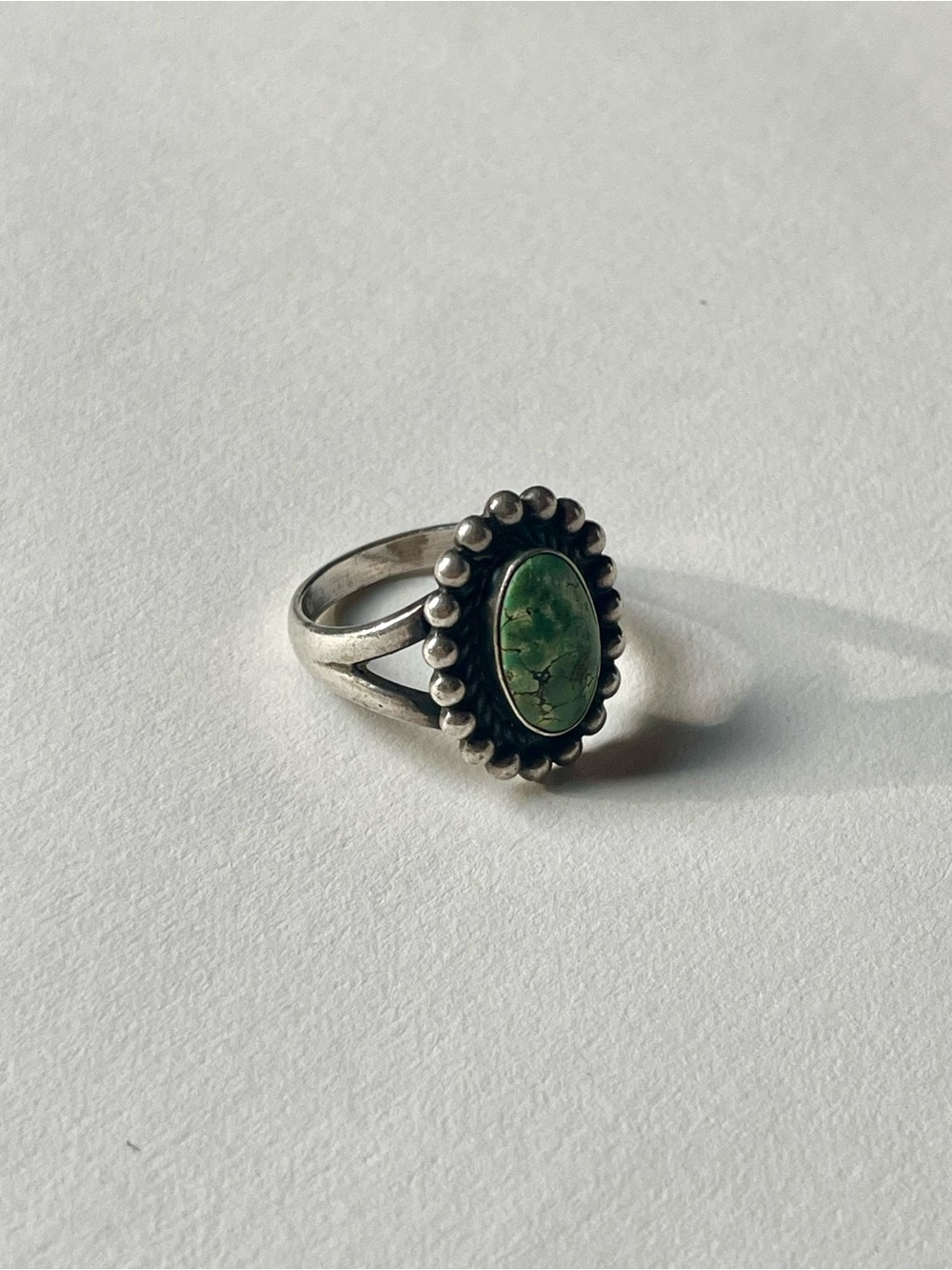 Vintage Navajo Sterling Silver Green Turquoise Split Shank Statement Ring - Picture 3 of 6